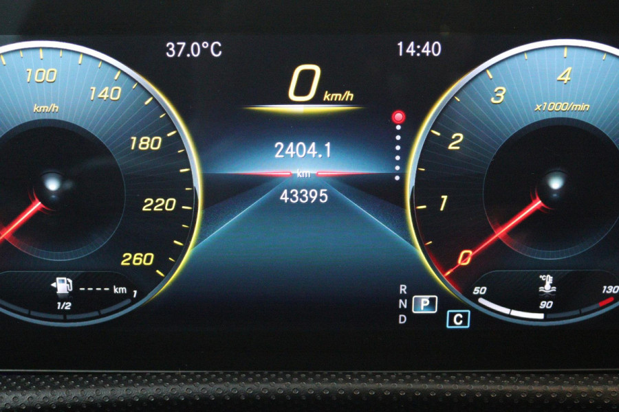 Mercedes-Benz CLA-Klasse 200 Business Solution AMG (PANORAMADAK, SFEERVERLICHTING, PARKEERSENSOREN, STOELVERWARMING)