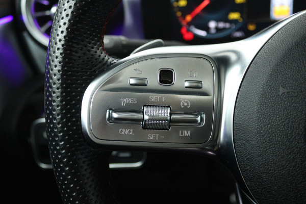 Mercedes-Benz CLA-Klasse 200 Business Solution AMG (PANORAMADAK, SFEERVERLICHTING, PARKEERSENSOREN, STOELVERWARMING)
