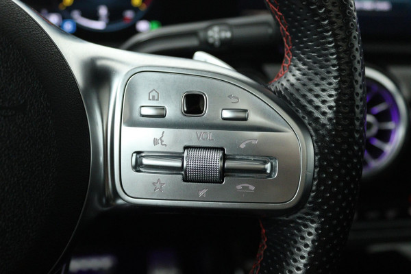 Mercedes-Benz CLA-Klasse 200 Business Solution AMG (PANORAMADAK, SFEERVERLICHTING, PARKEERSENSOREN, STOELVERWARMING)