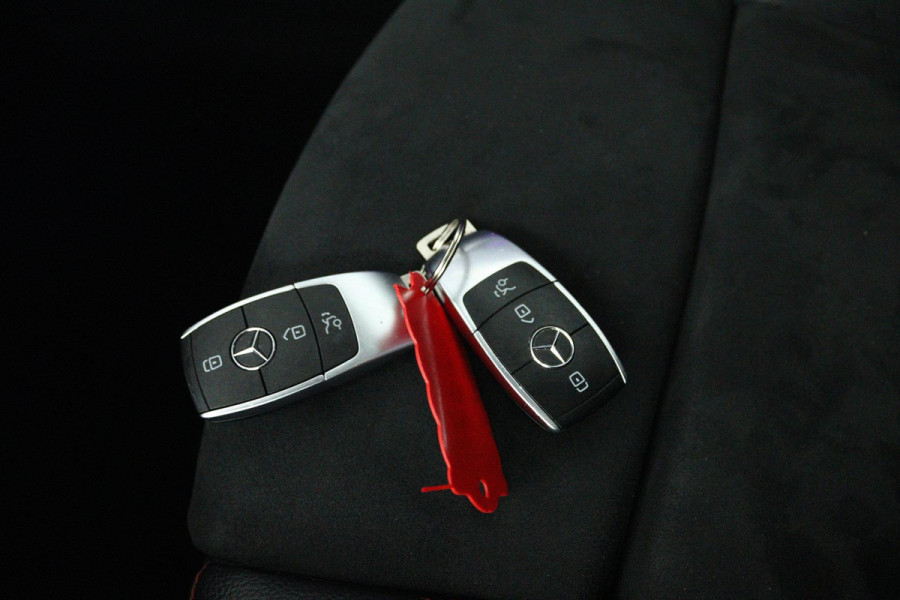Mercedes-Benz CLA-Klasse 200 Business Solution AMG (PANORAMADAK, SFEERVERLICHTING, PARKEERSENSOREN, STOELVERWARMING)