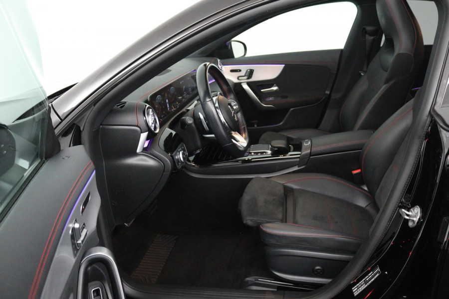 Mercedes-Benz CLA-Klasse 200 Business Solution AMG (PANORAMADAK, SFEERVERLICHTING, PARKEERSENSOREN, STOELVERWARMING)