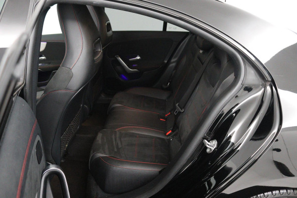 Mercedes-Benz CLA-Klasse 200 Business Solution AMG (PANORAMADAK, SFEERVERLICHTING, PARKEERSENSOREN, STOELVERWARMING)