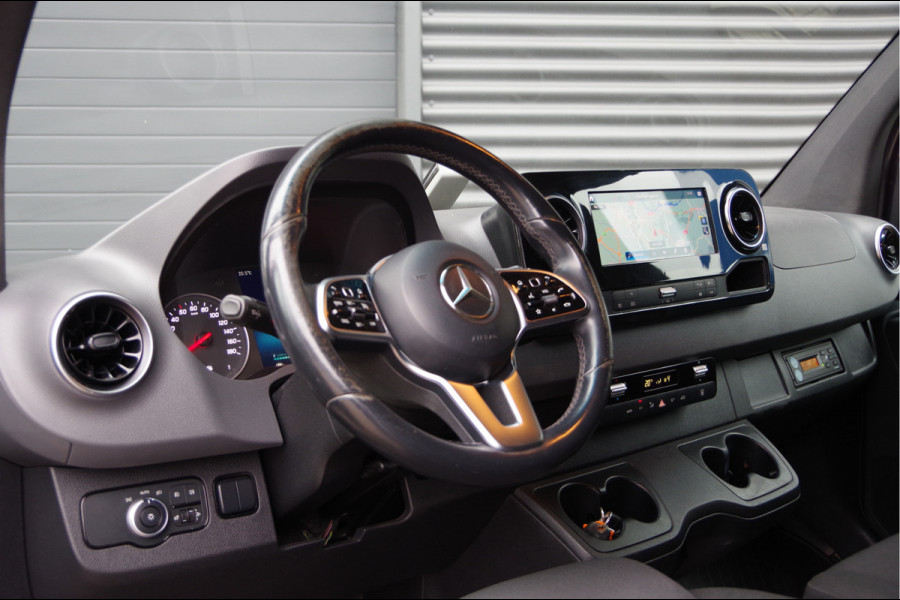 Mercedes-Benz Sprinter 519 3.0 CDI V6 L3 AUT. OPEN LAADBAK, 3.5T TREKHAAK, STANDKACHEL, CAMERA, MBUX 10'', LEDER STUUR, NAVI, CLIMA Mercedes-Benz Sprinter 519 3.0 CDI V6 L3 AUT. OPEN LAADBAK, 3.5T TREKHAAK, STANDKACHEL, CAMERA, MBUX 10'', LEDER STUUR, NAVI, CLIMA