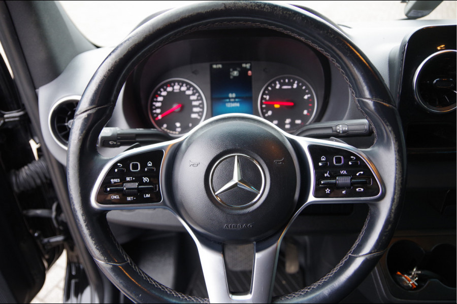 Mercedes-Benz Sprinter 519 3.0 CDI V6 L3 AUT. OPEN LAADBAK, 3.5T TREKHAAK, STANDKACHEL, CAMERA, MBUX 10'', LEDER STUUR, NAVI, CLIMA Mercedes-Benz Sprinter 519 3.0 CDI V6 L3 AUT. OPEN LAADBAK, 3.5T TREKHAAK, STANDKACHEL, CAMERA, MBUX 10'', LEDER STUUR, NAVI, CLIMA