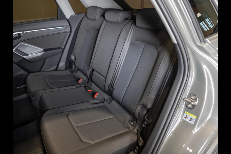 Audi Q3 35 TFSI Pro Line business / 150pk / Trekhaak / Stoelverwarming / Sfeerverlichting /