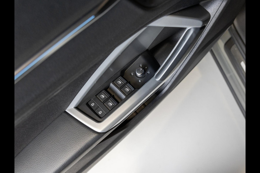 Audi Q3 35 TFSI Pro Line business / 150pk / Trekhaak / Stoelverwarming / Sfeerverlichting /
