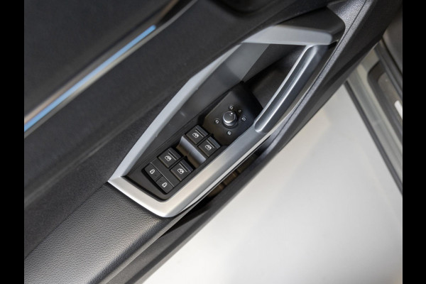 Audi Q3 35 TFSI Pro Line business / 150pk / Trekhaak / Stoelverwarming / Sfeerverlichting /