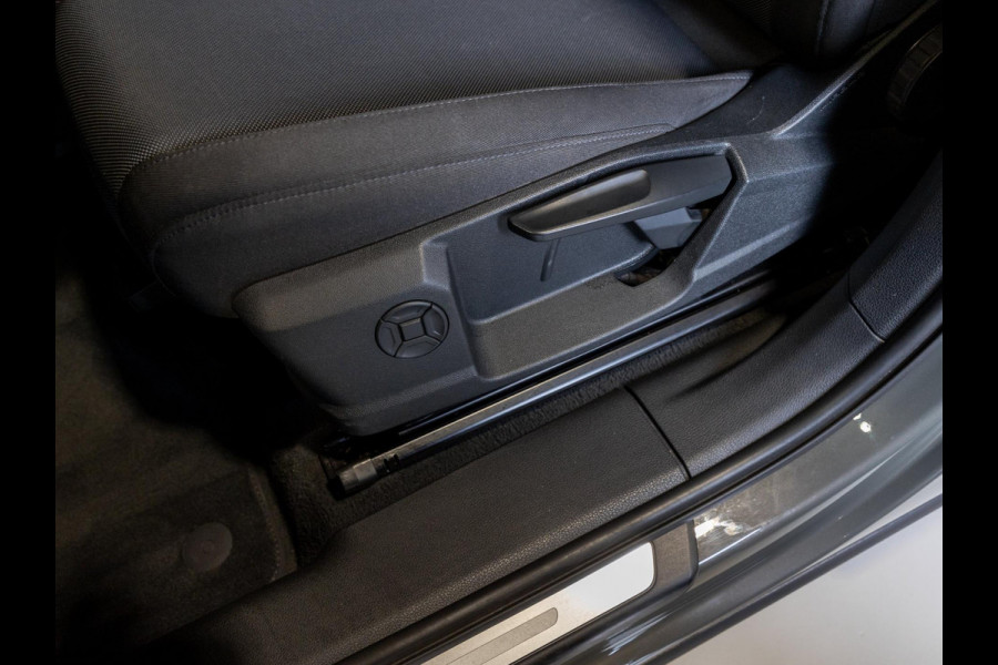 Audi Q3 35 TFSI Pro Line business / 150pk / Trekhaak / Stoelverwarming / Sfeerverlichting /