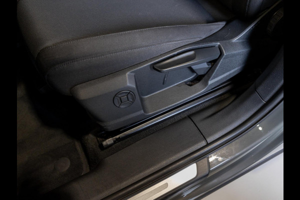 Audi Q3 35 TFSI Pro Line business / 150pk / Trekhaak / Stoelverwarming / Sfeerverlichting /