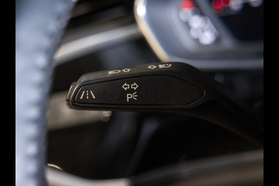 Audi Q3 35 TFSI Pro Line business / 150pk / Trekhaak / Stoelverwarming / Sfeerverlichting /