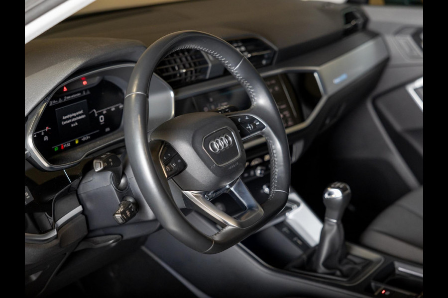 Audi Q3 35 TFSI Pro Line business / 150pk / Trekhaak / Stoelverwarming / Sfeerverlichting /