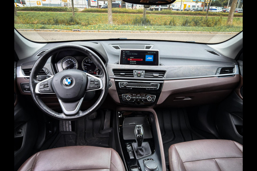 BMW X1 sDrive20i Orange Edition III Orig NL|LED|Navi plus|Camera|Elek a klep|Leer|HUD BMW X1 sDrive20i Orange Edition III Orig NL|LED|Navi plus|Camera|Elek a klep|Leer|HUD