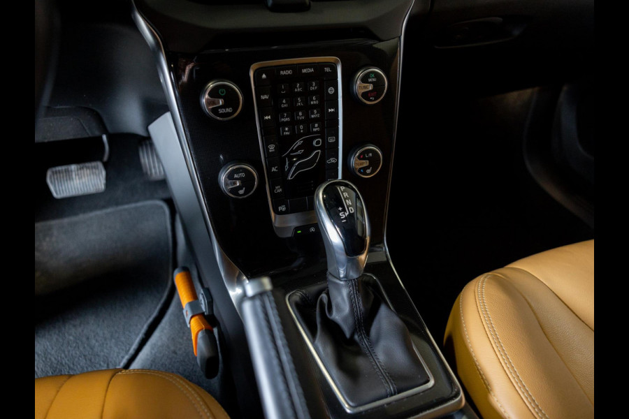 Volvo V40 Cross Country 1.5 T3 Polar+ Luxury / 152pk / Panorama dak / Leder / Achteruitrij camera /