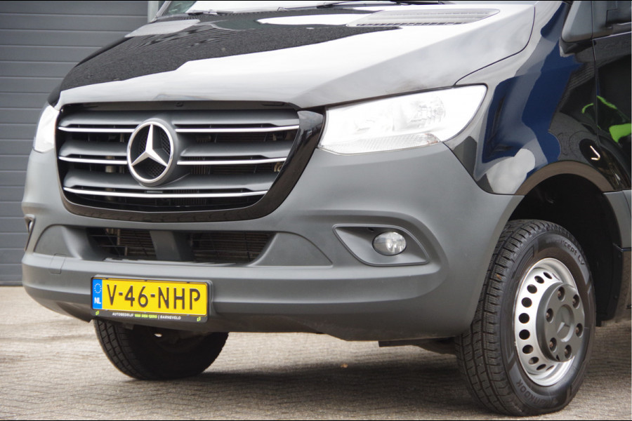 Mercedes-Benz Sprinter 519 3.0 CDI V6 L3 AUT. OPEN LAADBAK, 3.5T TREKHAAK, STANDKACHEL, CAMERA, MBUX 10'', LEDER STUUR, NAVI, CLIMA Mercedes-Benz Sprinter 519 3.0 CDI V6 L3 AUT. OPEN LAADBAK, 3.5T TREKHAAK, STANDKACHEL, CAMERA, MBUX 10'', LEDER STUUR, NAVI, CLIMA