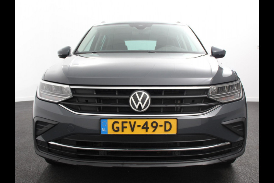 Volkswagen Tiguan 1.5 TSI DSG 150pk Life | Navigatie | Apple Carplay/Android Auto | Parkeersensoren | Adaptive cruise Control | Wegklapbare Trekhaak | Stoel- en stuurverwarming | Ledverlichting | Getinte ramen | Climate Control Volkswagen Tiguan 1.5 TSI DSG 150pk Life | Navigatie | Apple Carplay/Android Auto | Parkeersensoren | Adaptive cruise Control | Wegklapbare Trekhaak | Stoel- en stuurverwarming | Ledverlichting | Getinte ramen | Climate Control