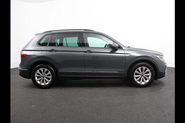 Volkswagen Tiguan 1.5 TSI DSG 150pk Life | Navigatie | Apple Carplay/Android Auto | Parkeersensoren | Adaptive cruise Control | Wegklapbare Trekhaak | Stoel- en stuurverwarming | Ledverlichting | Getinte ramen | Climate Control Volkswagen Tiguan 1.5 TSI DSG 150pk Life | Navigatie | Apple Carplay/Android Auto | Parkeersensoren | Adaptive cruise Control | Wegklapbare Trekhaak | Stoel- en stuurverwarming | Ledverlichting | Getinte ramen | Climate Control