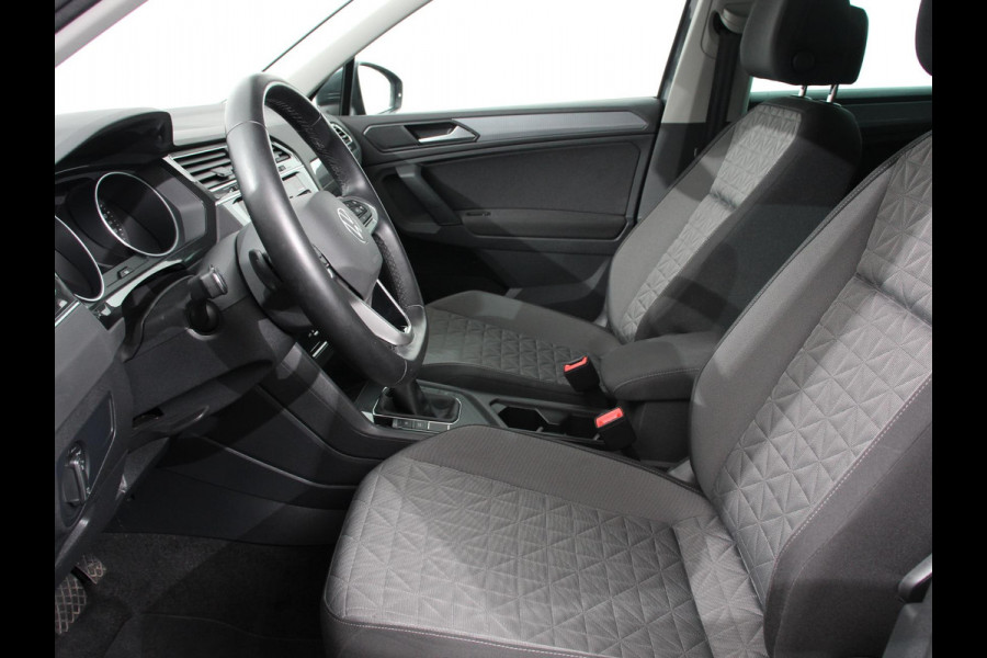 Volkswagen Tiguan 1.5 TSI DSG 150pk Life | Navigatie | Apple Carplay/Android Auto | Parkeersensoren | Adaptive cruise Control | Wegklapbare Trekhaak | Stoel- en stuurverwarming | Ledverlichting | Getinte ramen | Climate Control Volkswagen Tiguan 1.5 TSI DSG 150pk Life | Navigatie | Apple Carplay/Android Auto | Parkeersensoren | Adaptive cruise Control | Wegklapbare Trekhaak | Stoel- en stuurverwarming | Ledverlichting | Getinte ramen | Climate Control
