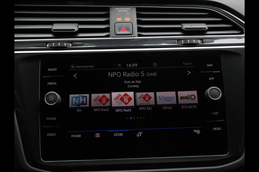 Volkswagen Tiguan 1.5 TSI DSG 150pk Life | Navigatie | Apple Carplay/Android Auto | Parkeersensoren | Adaptive cruise Control | Wegklapbare Trekhaak | Stoel- en stuurverwarming | Ledverlichting | Getinte ramen | Climate Control Volkswagen Tiguan 1.5 TSI DSG 150pk Life | Navigatie | Apple Carplay/Android Auto | Parkeersensoren | Adaptive cruise Control | Wegklapbare Trekhaak | Stoel- en stuurverwarming | Ledverlichting | Getinte ramen | Climate Control