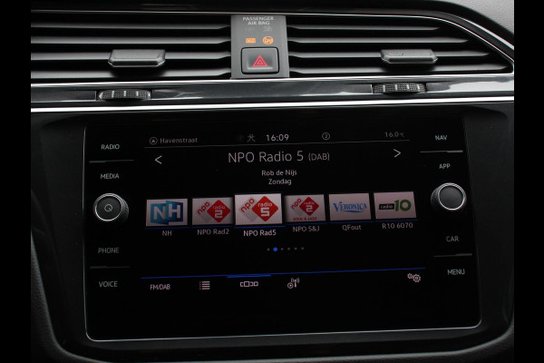 Volkswagen Tiguan 1.5 TSI DSG 150pk Life | Navigatie | Apple Carplay/Android Auto | Parkeersensoren | Adaptive cruise Control | Wegklapbare Trekhaak | Stoel- en stuurverwarming | Ledverlichting | Getinte ramen | Climate Control Volkswagen Tiguan 1.5 TSI DSG 150pk Life | Navigatie | Apple Carplay/Android Auto | Parkeersensoren | Adaptive cruise Control | Wegklapbare Trekhaak | Stoel- en stuurverwarming | Ledverlichting | Getinte ramen | Climate Control