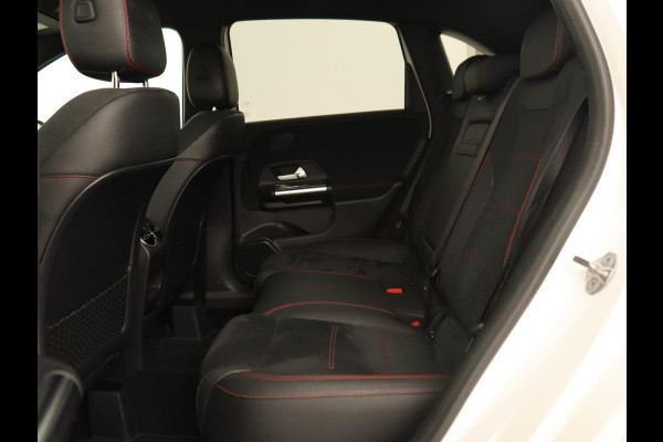 Mercedes-Benz B-Klasse 200 Business Solution AMG | Half Leder/Alcantara | Stoelverwarming | Sfeerverlichting | Camera | Navigatie