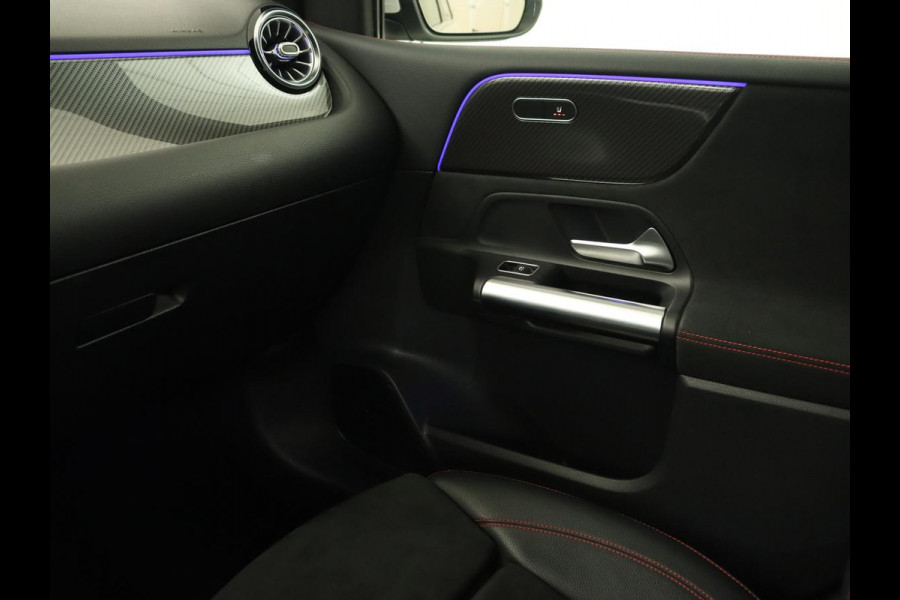 Mercedes-Benz B-Klasse 200 Business Solution AMG | Half Leder/Alcantara | Stoelverwarming | Sfeerverlichting | Camera | Navigatie