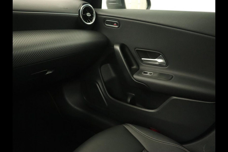 Mercedes-Benz CLA-Klasse Shooting Brake 180 Business Line | Half Leder | 1e eigenaar | Stoelverwarming | Cruise Control | Navigatie | Camera | Widescreen Mercedes-Benz CLA-Klasse Shooting Brake 180 Business Line | Half Leder | 1e eigenaar | Stoelverwarming | Cruise Control | Navigatie | Camera | Widescreen