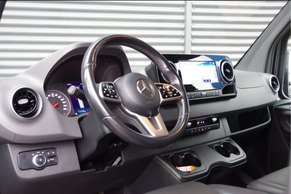 Mercedes-Benz Sprinter 319 3.0 CDI V6 L2H1 AUT. LED, LEDER, 3.5T TREKHAAK, MBUX 10'', STOELVERWARMING, NAVI, CRUISE, CLIMA, PARKEERSENSOREN, NL AUTO, N
