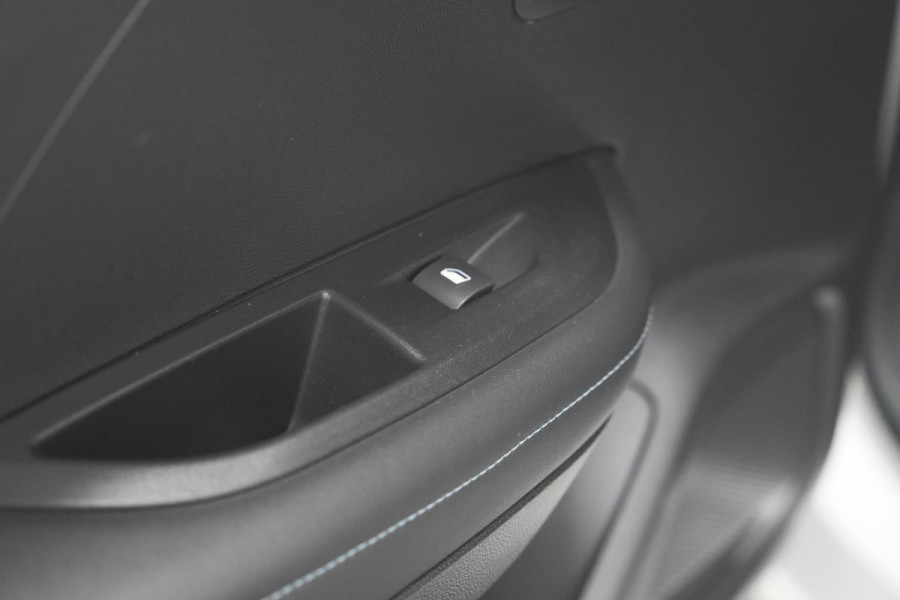 Peugeot 2008 PureTech 130 Allure | Camera | Adaptieve Cruise Control | Stoelverwarming Peugeot 2008 PureTech 130 Allure | Camera | Adaptieve Cruise Control | Stoelverwarming