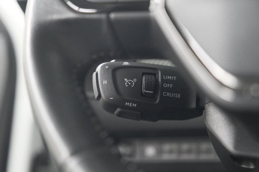 Peugeot 2008 PureTech 130 Allure | Camera | Adaptieve Cruise Control | Stoelverwarming Peugeot 2008 PureTech 130 Allure | Camera | Adaptieve Cruise Control | Stoelverwarming