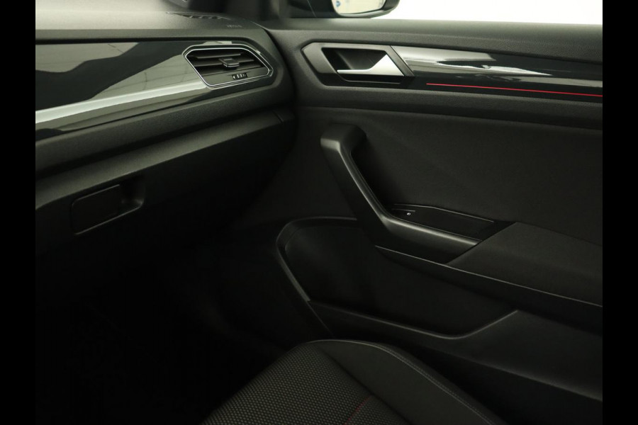 Volkswagen T-Roc 1.5 TSI Sport | Panoramadak | Carplay | Adaptive cruise | Camera | Afneembare Trekhaak | Navigatie | Active Info Display
