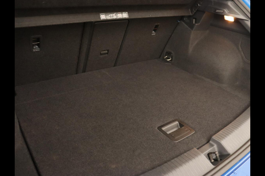 Volkswagen T-Roc 1.5 TSI Sport | Panoramadak | Carplay | Adaptive cruise | Camera | Afneembare Trekhaak | Navigatie | Active Info Display