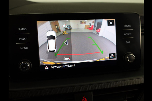Škoda Kamiq 1.0 TSI Business Edition 110pk Automaat | Navigatie | Parkeercamera | Virtual Cockpit | Parkeersensoren voor en achter |