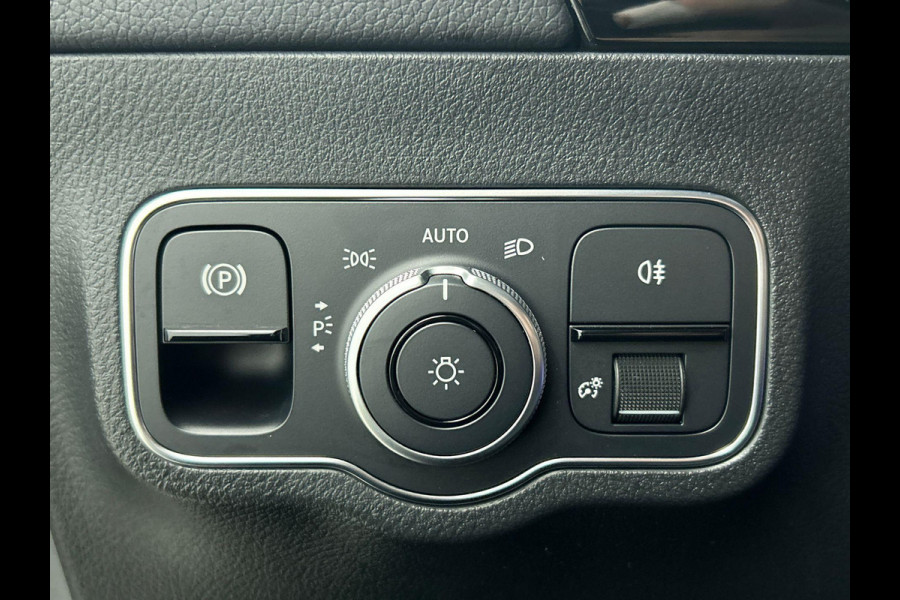 Mercedes-Benz B-Klasse 180 Business Solution Luxury Auto. Trekhaak Navigatie Camera Parkeersensoren Cruise Control Elektrische achterklep Stoelverwarming Virtual Cockpit Leder Climate Control