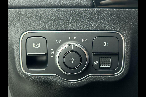 Mercedes-Benz B-Klasse 180 Business Solution Luxury Auto. Trekhaak Navigatie Camera Parkeersensoren Cruise Control Elektrische achterklep Stoelverwarming Virtual Cockpit Leder Climate Control