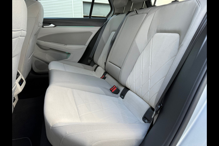 Volkswagen Golf 1.5 eTSI Style - Automaat - Virt.Cockpit - Winterpakket - Navi - Parkeerhulp