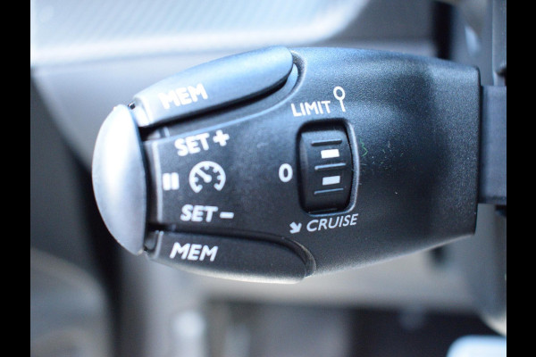 Peugeot 208 1.2 Hybrid 110 e-DCS6 GT ACHTERUITRIJCAMERA MET SENSOREN | NAVI & CARPLAY | E.C.C. |