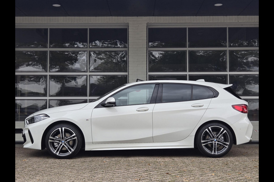 BMW 1-serie 118i High M SPORT | PANORAMA | CAMERA | LEDER | SPORTSTOELEN | 18 INCH LM VELGEN |