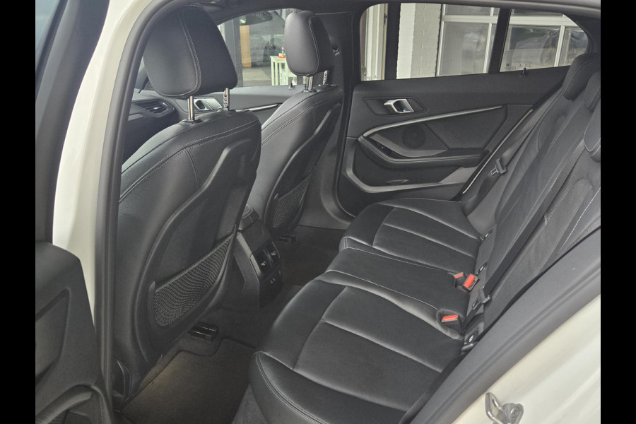 BMW 1-serie 118i High M SPORT | PANORAMA | CAMERA | LEDER | SPORTSTOELEN | 18 INCH LM VELGEN |
