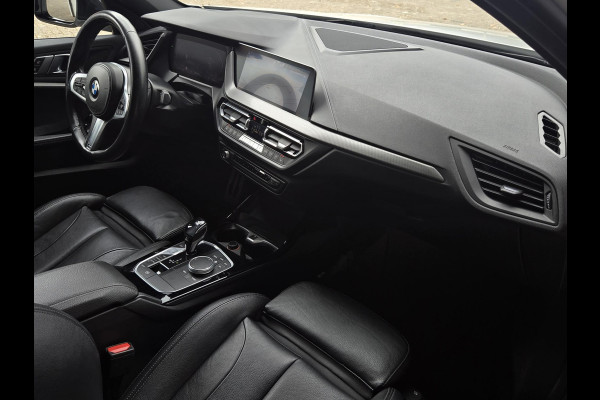 BMW 1-serie 118i High M SPORT | PANORAMA | CAMERA | LEDER | SPORTSTOELEN | 18 INCH LM VELGEN |