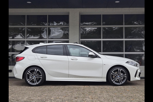 BMW 1-serie 118i High M SPORT | PANORAMA | CAMERA | LEDER | SPORTSTOELEN | 18 INCH LM VELGEN |