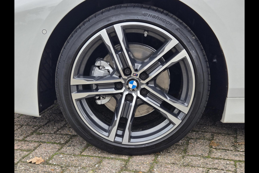 BMW 1-serie 118i High M SPORT | PANORAMA | CAMERA | LEDER | SPORTSTOELEN | 18 INCH LM VELGEN |