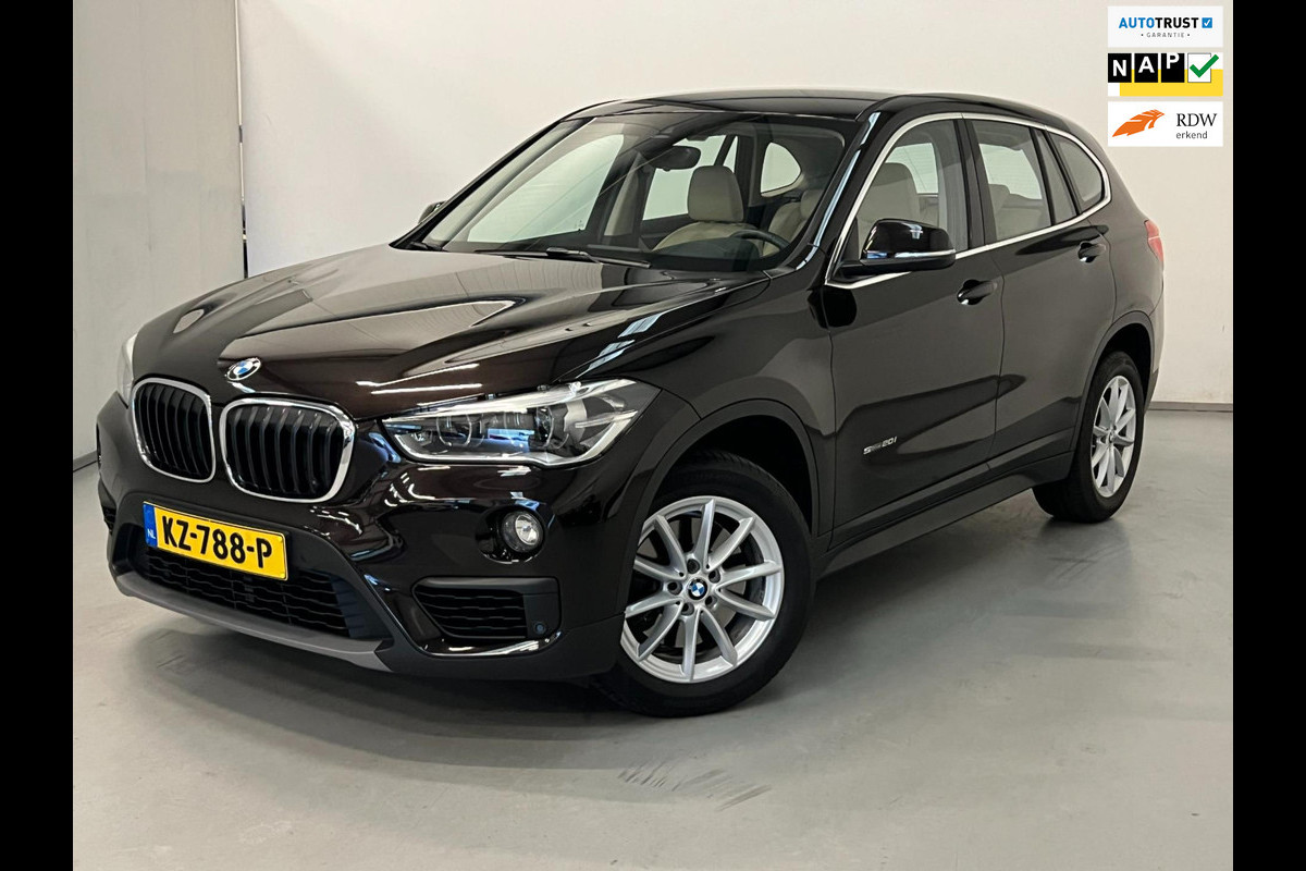BMW X1 SDrive20i High Exe / NL-auto / Leder / Headup / Keyless BMW X1 SDrive20i High Exe / NL-auto / Leder / Headup / Keyless