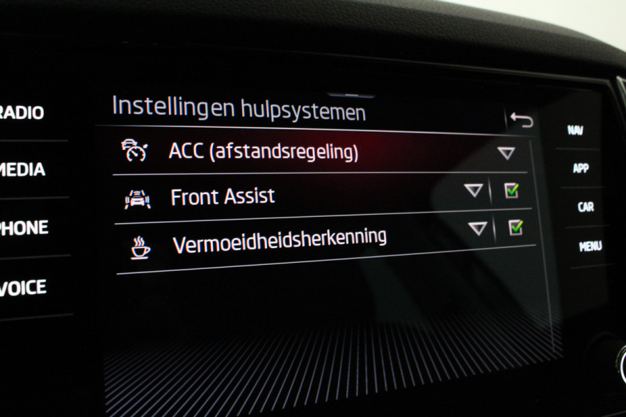 Škoda Karoq 1.5 TSI ACT Style 150pk Automaat/Camera/Trekhaak/ACC cruise control adaptief... Škoda Karoq 1.5 TSI ACT Style 150pk Automaat/Camera/Trekhaak/ACC cruise control adaptief...