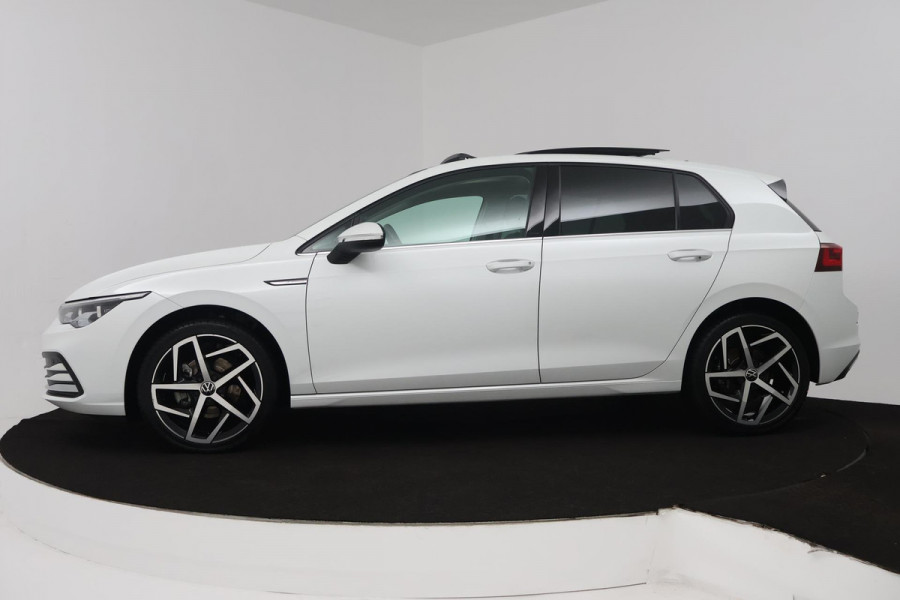 Volkswagen Golf 1.5 eTSI Style (PANORAMADAK, STOEL/STUUR VERWARMING, SFEERVERLICHTING, NAVIGATIE, CRUISE CONTROL ADAPTIEF)