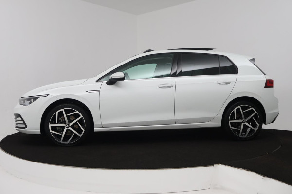 Volkswagen Golf 1.5 eTSI Style (PANORAMADAK, STOEL/STUUR VERWARMING, SFEERVERLICHTING, NAVIGATIE, CRUISE CONTROL ADAPTIEF)