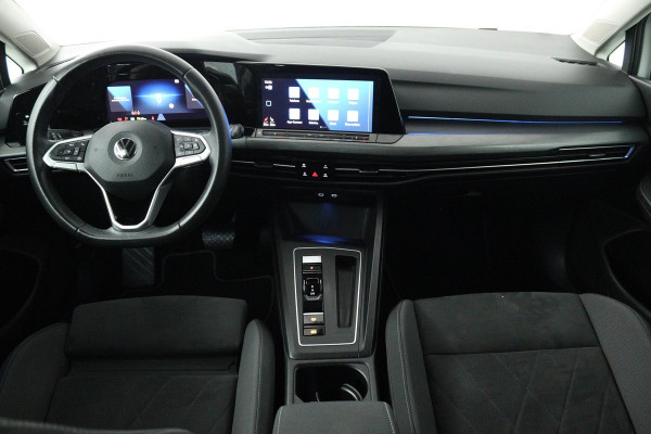 Volkswagen Golf 1.5 eTSI Style (PANORAMADAK, STOEL/STUUR VERWARMING, SFEERVERLICHTING, NAVIGATIE, CRUISE CONTROL ADAPTIEF)