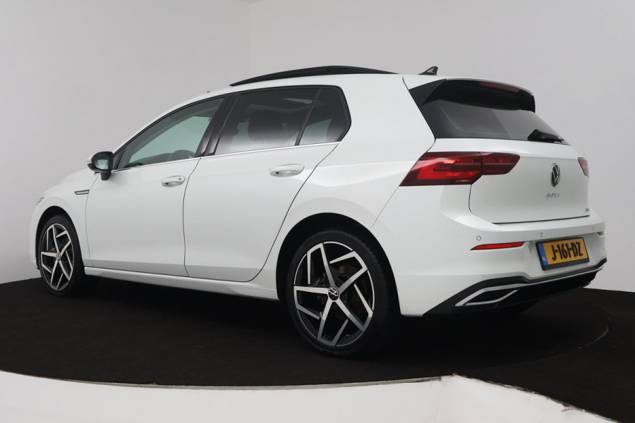 Volkswagen Golf 1.5 eTSI Style (PANORAMADAK, STOEL/STUUR VERWARMING, SFEERVERLICHTING, NAVIGATIE, CRUISE CONTROL ADAPTIEF)