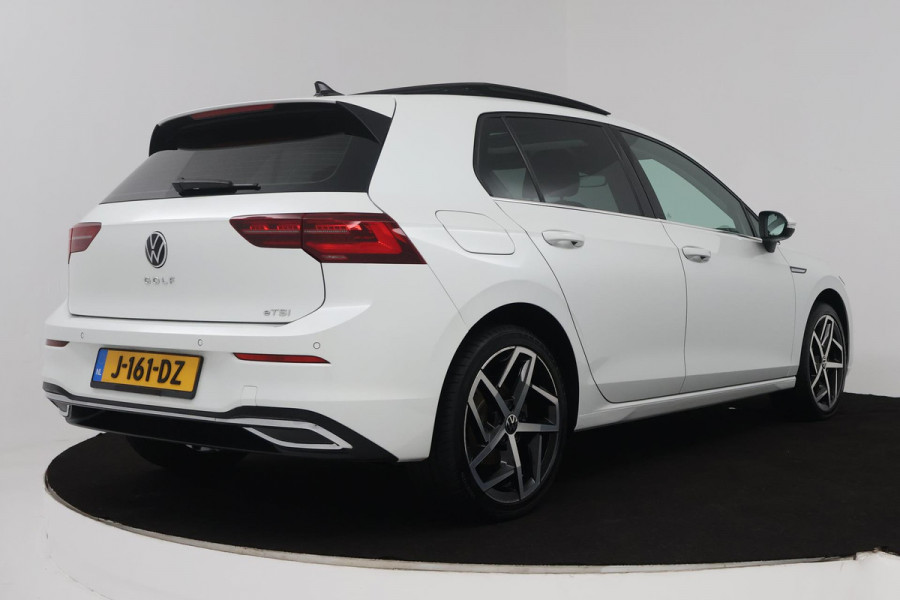 Volkswagen Golf 1.5 eTSI Style (PANORAMADAK, STOEL/STUUR VERWARMING, SFEERVERLICHTING, NAVIGATIE, CRUISE CONTROL ADAPTIEF)