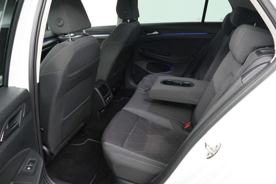 Volkswagen Golf 1.5 eTSI Style (PANORAMADAK, STOEL/STUUR VERWARMING, SFEERVERLICHTING, NAVIGATIE, CRUISE CONTROL ADAPTIEF)