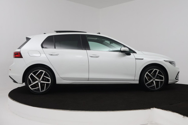 Volkswagen Golf 1.5 eTSI Style (PANORAMADAK, STOEL/STUUR VERWARMING, SFEERVERLICHTING, NAVIGATIE, CRUISE CONTROL ADAPTIEF)